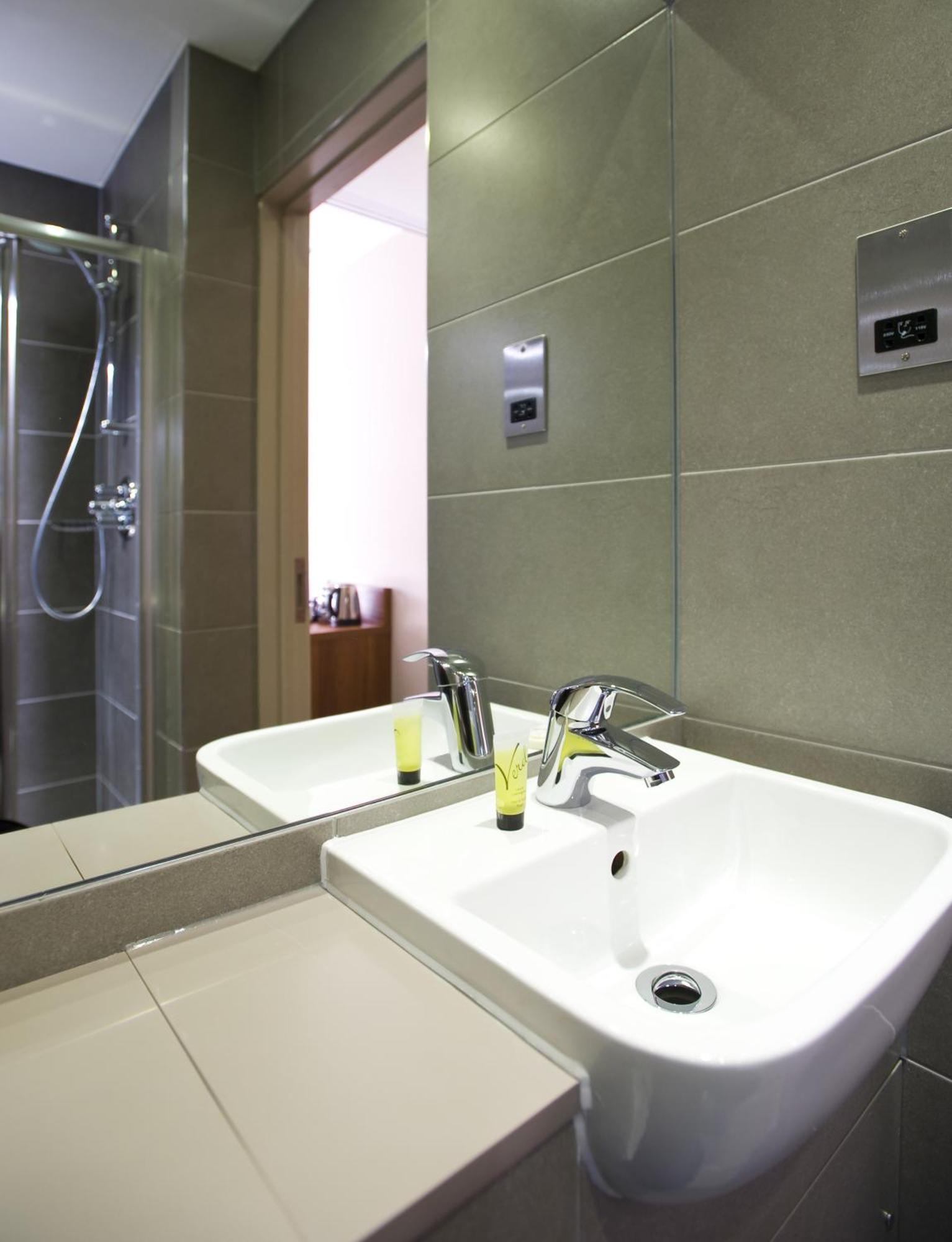 London Court Hotel Room photo